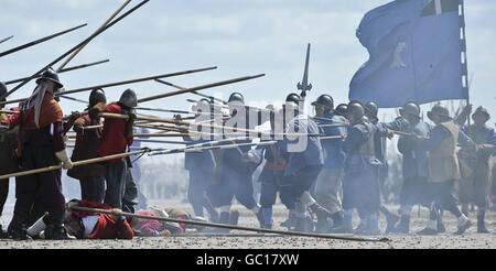 Les membres de la Sealed Knot - la plus grande société de reconstitution en Europe, réaffrontent les célèbres batailles de la guerre civile anglaise sur le front de mer à Weston-super-Mare. Banque D'Images