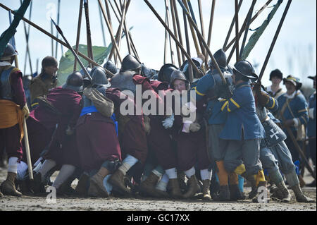 Les membres de la Sealed Knot - la plus grande société de reconstitution en Europe, réaffrontent les célèbres batailles de la guerre civile anglaise sur le front de mer à Weston-super-Mare. Banque D'Images