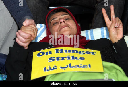 Fatameh Khedry, un iranien vivant au Royaume-Uni, poursuit son douzifh jour de grève de la faim devant l'ambassade des États-Unis dans le centre de Londres. Banque D'Images