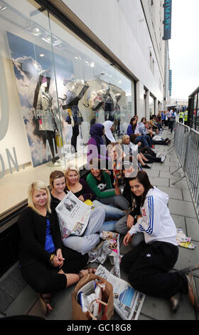 Les clients attendent sur la chaussée que les portes s'ouvrent au nouveau magasin Primark de Bristol. Banque D'Images