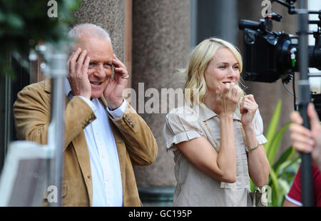 Sir Anthony Hopkins (à gauche) et Lucy Punch sur l'ensemble du nouveau film de Woody Allen, actuellement intitulé « Wasp 09 », à Londres. Banque D'Images