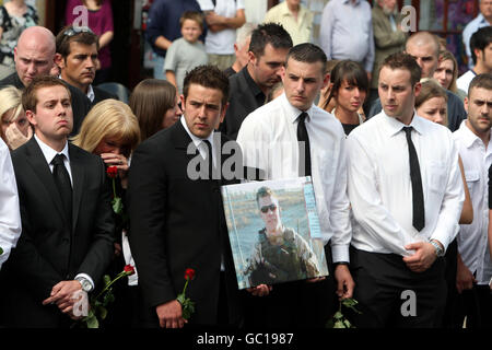 Les amateurs de deuil se réunissent pour rendre hommage à quatre corbillards contenant les corps du Caporal Kevin Mulligan, 26 ans, du Caporal lance Dale Hopkins, 23 ans, du Soldat Kyle Adams, 21 ans, et du Soldat Jason Williams, 23 ans, qui traversent Wootton Bassett, Whiltshire. Banque D'Images