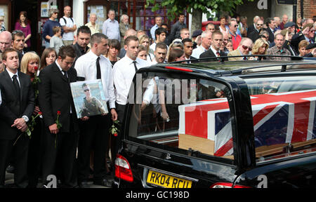 Les amateurs de deuil se réunissent pour rendre hommage à quatre corbillards contenant les corps du Caporal Kevin Mulligan, 26 ans, du Caporal lance Dale Hopkins, 23 ans, du Soldat Kyle Adams, 21 ans, et du Soldat Jason Williams, 23 ans, qui traversent Wootton Bassett, Whiltshire. Banque D'Images