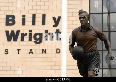 Football - Barclays Premier League - Wolverhampton Wanderers / West Ham United - Molineux.Une statue de la légende des loups, Billy Wright, se tient à l'extérieur du stand nommé d'après lui à Molineux Banque D'Images