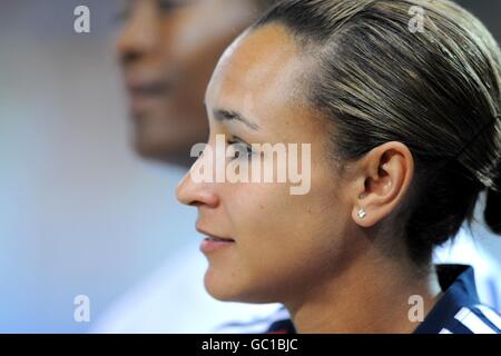 Jessica Ennis, en Grande-Bretagne, avant l'épreuve finale de l'heptathlon, la course de 800 M. Banque D'Images