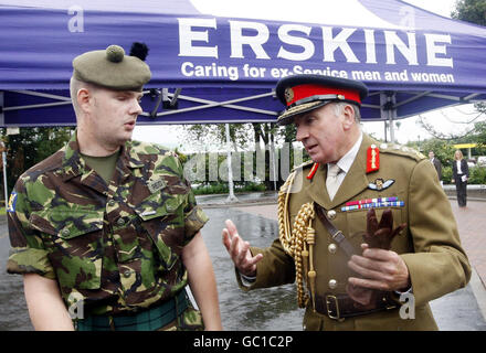 Le chef d'état-major général, le général Sir Richard Dannatt, en compagnie du caporal Robert Reid, qui a été laissé aveugle dans un œil à la suite d'un attentat à la bombe perpétré sur le bord de la route dans le sud de l'Irak, lors de l'ouverture officielle du Centre de rétablissement de l'Armée Erskine à Édimbourg. Banque D'Images