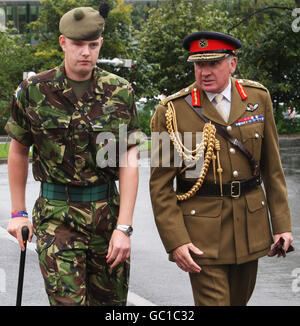 Le chef d'état-major général, le général Sir Richard Dannatt, en compagnie du caporal Robert Reid, qui a été laissé aveugle dans un œil à la suite d'un attentat à la bombe perpétré sur le bord de la route dans le sud de l'Irak, lors de l'ouverture officielle du Centre de rétablissement de l'Armée Erskine à Édimbourg. Banque D'Images