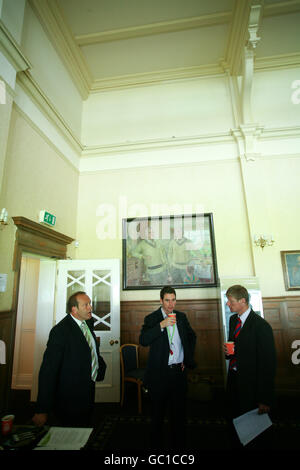 Cricket - préparation du terrain au Brit Oval.Clive Stephens est interrogé par les médias alors qu'il introduit des techniques pour préparer le terrain pour les cendres de l'ovale Brit. Banque D'Images