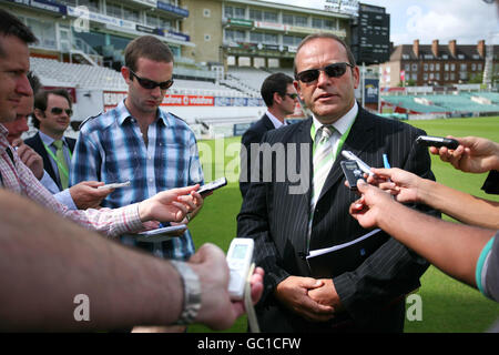 Cricket - préparation du terrain au Brit Oval.Clive Stephens est interrogé par les médias alors qu'il introduit des techniques pour préparer le terrain pour les cendres de l'ovale Brit. Banque D'Images