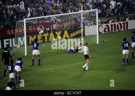 Football - finale de la coupe du monde de la FIFA 1982 - Italie / Allemagne de l'Ouest - Stade Santiago Bernabeu.Le gardien de but de l'Italie Dino Zoff (c) ne peut que regarder Paul Breitner (non représenté) marquer un but de consolation pour l'Allemagne de l'Ouest. Banque D'Images