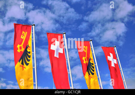 Drapeaux de la ville de Genève et la Suisse dans le ciel Banque D'Images