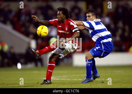 Football - Championnat de la ligue de football Coca-Cola - Nottingham Forest et Queens Park Rangers.David Johnson de Nottingham Forest et Marcus Bignot des Queens Park Rangers Banque D'Images