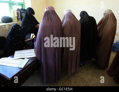 Les femmes afghanes se réunissent pour voter au bureau de vote de l'école de jeunes filles Tortank à Lashkar Gah, dans la province de Helmand, en Afghanistan, malgré les attaques de roquettes et d'IED perpétrées par les talibans dans la ville, tuant au moins une personne. Banque D'Images