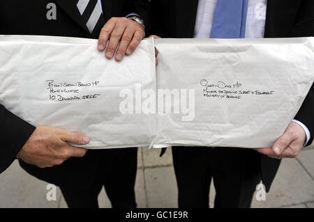 Angus MacMillan (de gauche à droite) Storas Uibhist et Angus Campbell, président du groupe de travail de la chaîne des Hebrides, ont écrit au ministère de la Défense et au gouvernement pour lutter contre les plans visant à réduire la portée des essais d'armes dans les Hébrides extérieures, ce qui entraînera des pertes d'emplois. Banque D'Images