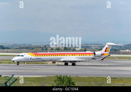 -L'avion Bombardier CRJ-1000- de -la compagnie aérienne Air Nostrum-, Direction de terminal de l'aéroport de l'aéroport Madrid-Barajas Banque D'Images