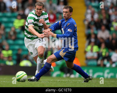 Chris Killen de Celtics (à gauche) et Gavin Swankie de St Johnstones se battent pour le ballon lors du match de la première ligue écossaise de Clydesdale Bank au Celtic Park, Glasgow. Banque D'Images