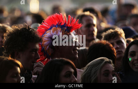 V Festival 2009 - Chelmsford.La foule regardant Razorlight jouer sur la scène V pendant le V Festival, à Hylands Park, Chelmsford. Banque D'Images