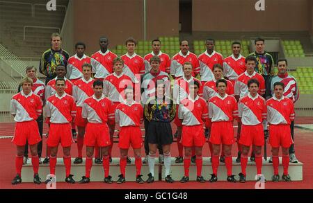 COMME GROUPE D'ÉQUIPE MONACO PREMIÈRE RANGÉE (DE GAUCHE À DROITE) : JURGEN KLINSMANN, YOURI DJORKAEFF, ENZO SCIFO, CHRISTIAN PEREZ, JEAN-LUC ETTORI, PATRICK BLONDEAU, CLAUDE PUEL, CYRIL GRANON. RANGÉE DU MILIEU (DE GAUCHE À DROITE) : JEAN PETIT (ASST. ENTRAÎNEUR), VICTOR IKPEBA NOSA, LAURENT Banque D'Images