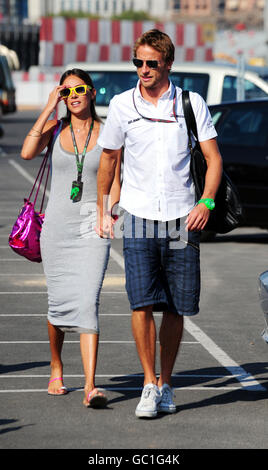 Jenson Button, de Brawn GP, et Jessica Michibata, petite amie, arrivent sur le circuit pour le Grand Prix de Formule 1 européen au circuit Valencia, en Espagne. Banque D'Images