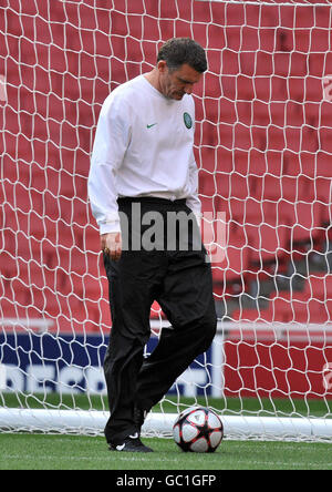 Tony Mowbray, directeur du Celtic, lors d'une session d'entraînement au stade Emirates, Londres. Banque D'Images