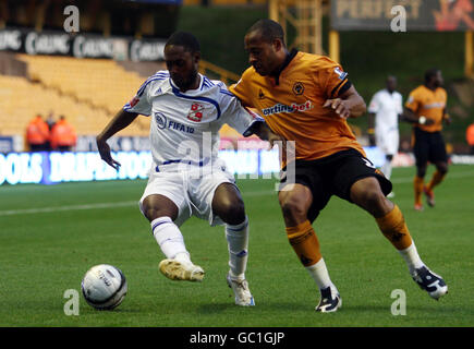 Football - Carling Cup - deuxième tour - Wolverhampton Wanderers / Swindon Town - Molineux.Anthony McNamee de Swindon sous la pression de Matt Hill de Wolves lors du deuxième tour de la coupe de Carling à Molineux, Wolverhampton. Banque D'Images