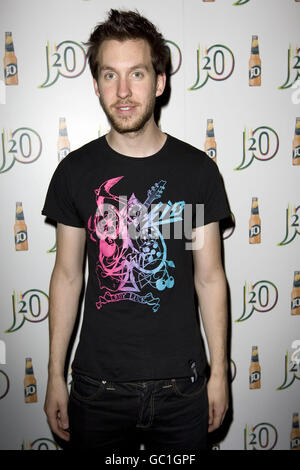 Le producteur de musique et DJ Calvin Harris arrive à la J2O Mixed Up session au Hoxton Bar and Kitchen à Hoxton Square, Shoredtich, Londres, Royaume-Uni. Banque D'Images