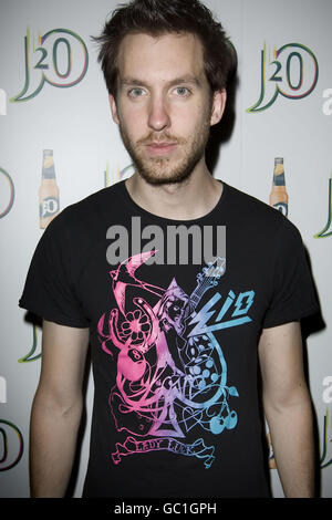 Le producteur de musique et DJ Calvin Harris arrive à la J2O Mixed Up session au Hoxton Bar and Kitchen à Hoxton Square, Shoredtich, Londres, Royaume-Uni. Banque D'Images