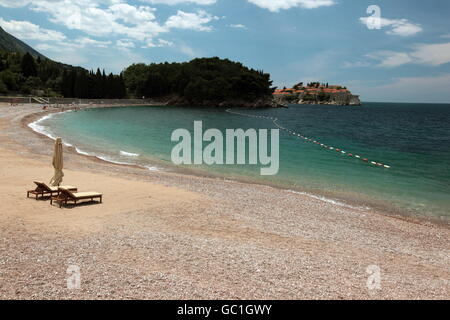 Une plage dans le village de Sveti Stefan à Milocer près de la mer adriatique au Monténégro dans les Balkans, en europe de l'Est. Banque D'Images