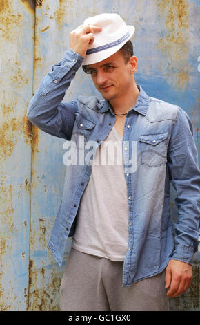 Beau jeune homme dans une chemise en denim bleu Banque D'Images