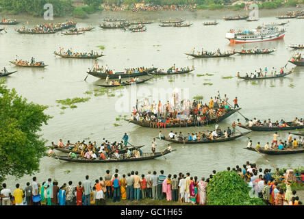 La Déesse Durga sur Icchamoti immersion river à la fin de Durga Puja festival, Taki Basirhat, West Bengal, India Banque D'Images