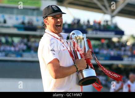 Graeme Swann d'Angleterre célèbre la victoire des cendres avec le NPower trophée série Banque D'Images