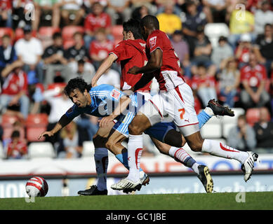 Julio Arca de Middlesbrough est défié par Cole Skuse et Marvin Elliott de Bristol City lors du match de championnat Coca-Cola à Ashton Gate, Bristol. Banque D'Images