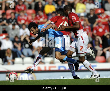 Julio Arca de Middlesbrough est défié par Cole Skuse et Marvin Elliott de Bristol City lors du match de championnat Coca-Cola à Ashton Gate, Bristol. Banque D'Images