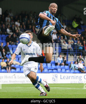 Deon Burton de Charlton Athletic vient juste de passer le coup de pied gratuit de Nicky Bailey qui va ensuite pour le 4ème but lors du match de la Ligue 1 à Prenton Park, à Tranmere. Banque D'Images