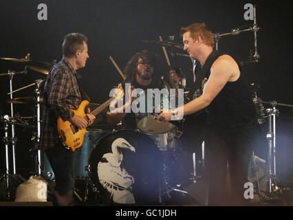 Vautours tordus (de gauche à droite) John Paul Jones (anciennement de LED Zeppelin), Dave Grohl (de Foo Fighters) et Josh Homme (de Queens of the Stone Age) effectuant un concert secret sur la scène NME / radio 1, pendant le Reading Festival, à Richfield Avenue, Reading. Banque D'Images