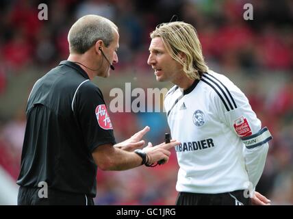 Football - Coca-Cola football League Championship - Nottingham Forest v Derby County - City Ground.L'arbitre Martin Atkinson (à gauche) a des mots avec le capitaine du comté de Derby Robbie Savage Banque D'Images