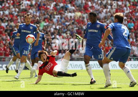 Football - Community Shield - Manchester United / Chelsea - Wembley Stadium. Le parc Ji-Sung de Manchester United a une balle sur le but Banque D'Images