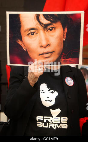 Un manifestant détient une affiche d'Aung San Suu Kyi, tandis que des manifestants protestent contre la condamnation d'Aung San Suu Kyi, militante pro-démocratique birmane, devant l'ambassade de Birmanie à Mayfair, Londres. Banque D'Images