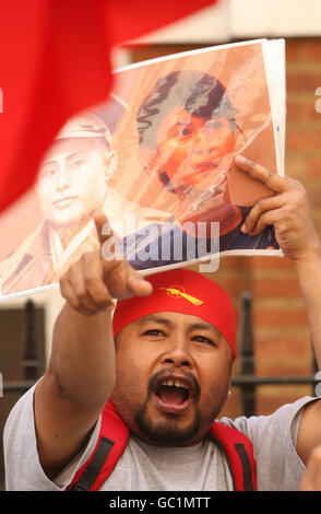 Un manifestant détient une affiche d'Aung San Suu Kyi, tandis que des manifestants protestent contre la condamnation d'Aung San Suu Kyi, militante pro-démocratique birmane, devant l'ambassade de Birmanie à Mayfair, Londres. Banque D'Images