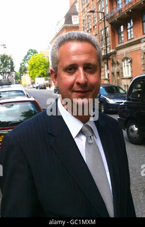 Le ministre des Affaires étrangères Ivan Lewis quitte les studios de télévision de Milbank à Londres. M. Lewis a déclaré que la militante pro-démocratie birmane Aung San Suu Kyi avait réagi par un "stoïcisme caractéristique" à la peine de 18 mois reçue pour avoir enfreint les termes de son assignation à résidence. Banque D'Images