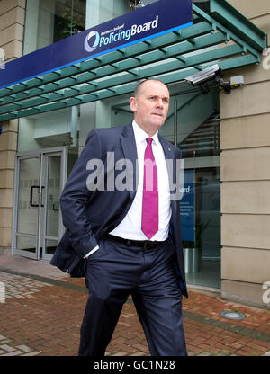 Jim Gamble, chef du Centre d'exploitation des enfants et de protection en ligne, quitte le siège du conseil de police à Belfast, après avoir été interviewé pour le poste de chef de l'agent du Service de police d'Irlande du Nord (PSNI). Banque D'Images