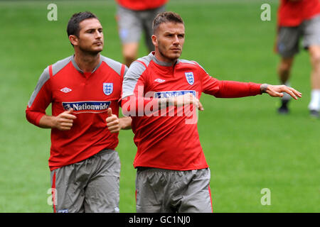 Les Anglais Frank Lampard et David Beckham (à droite) lors d'une session d'entraînement à l'Amsterdam Arena, Amsterdam. Banque D'Images