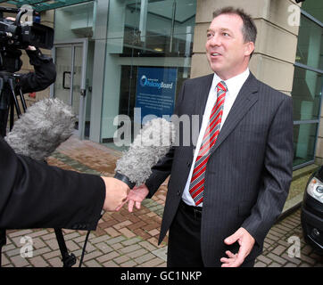 Matt Baggott, de la police de Leicestershire, quitte le siège du conseil de police à Belfast, avant l'annonce qu'il a été nommé le nouveau chef de police du Service de police d'Irlande du Nord ce soir. Banque D'Images