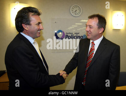 Barry Gilligan (à gauche), Président du Conseil de police de l'Irlande du Nord, félicite Matt Baggott, de la police de Leicestershire, au siège du conseil de police de Belfast, Matt Baggott après a été annoncé ce soir comme le nouveau gendarme en chef du Service de police de l'Irlande du Nord. Banque D'Images