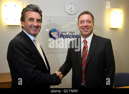 Barry Gilligan (à gauche), Président du Conseil de police de l'Irlande du Nord, félicite Matt Baggott, de la police de Leicestershire, au siège du conseil de police de Belfast, Matt Baggott après a été annoncé ce soir comme le nouveau gendarme en chef du Service de police de l'Irlande du Nord. Banque D'Images