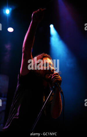 USAGE ÉDITORIAL UNIQUEMENT.Pearl Jam, avec la chanteuse Eddie Vedder, se présentant sur scène à l'O2 Shepherds Bush Empire à l'ouest de Londres. Banque D'Images