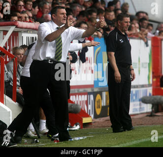 Tony Mowbray, directeur du Celtic (à gauche), et Mark McGhee, directeur d'Aberdeen, lors du match de la Clydesdale Bank Scottish Premier League au Pittodrie Stadium, à Aberdeen. Banque D'Images