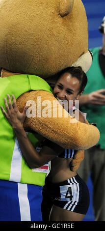 Jessica Ennis, en Grande-Bretagne, célèbre la victoire de la médaille d'or de l'Heptathlon féminin après avoir terminé le 800m lors des championnats du monde de l'IAAF à l'Olympiastadion, à Berlin. Banque D'Images