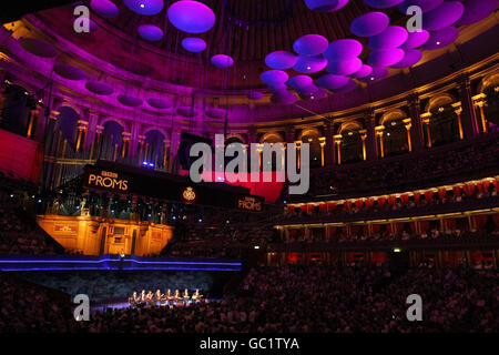 L'orchestre Ukulele de Grande-Bretagne se produit à la BBC Proms, au Royal Albert Hall, à Kensington, dans l'ouest de Londres. Banque D'Images