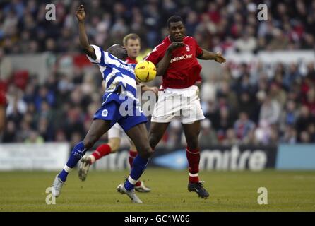 Football - Championnat de la ligue de football Coca-Cola - Nottingham Forest et Queens Park Rangers.Les Wes Morgan de Nottingham Forest et Paul Furlong des Queens Park Rangers se battent pour le ballon Banque D'Images